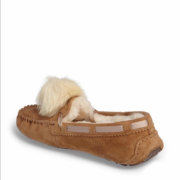 🔥🔥UGG DAKOTA Genuine Sheepskin Pom-Pom Slippers. - Picture 2 of 9